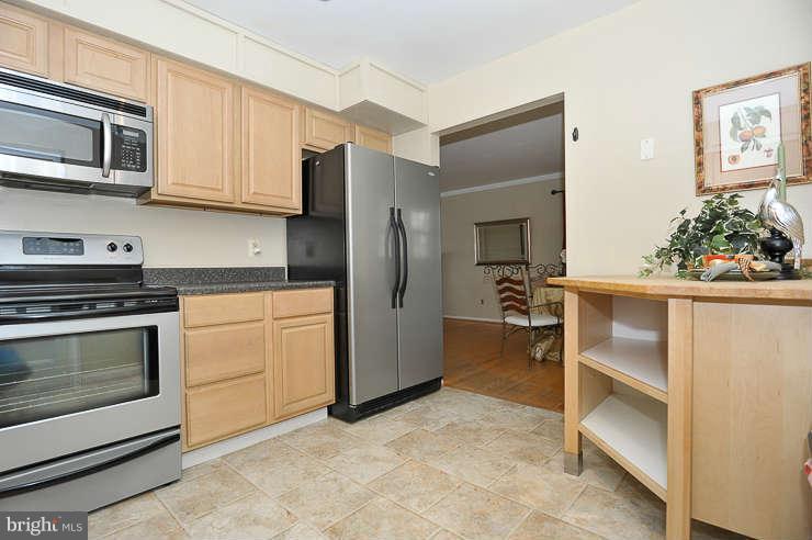 5613 Rathbone Place Springfield, VA 22151 - Photo 8 of 22 a kitchen with a stove and a refrigerator