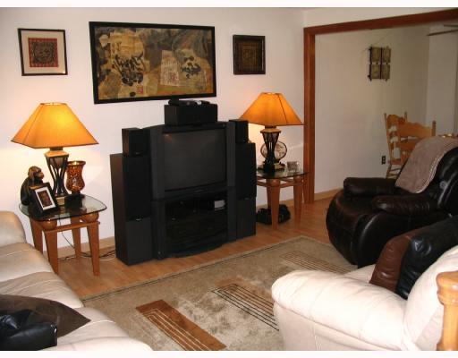 808 Lindsay Road Carnegie, PA 15106 - Photo 2 of 8 Living Room.