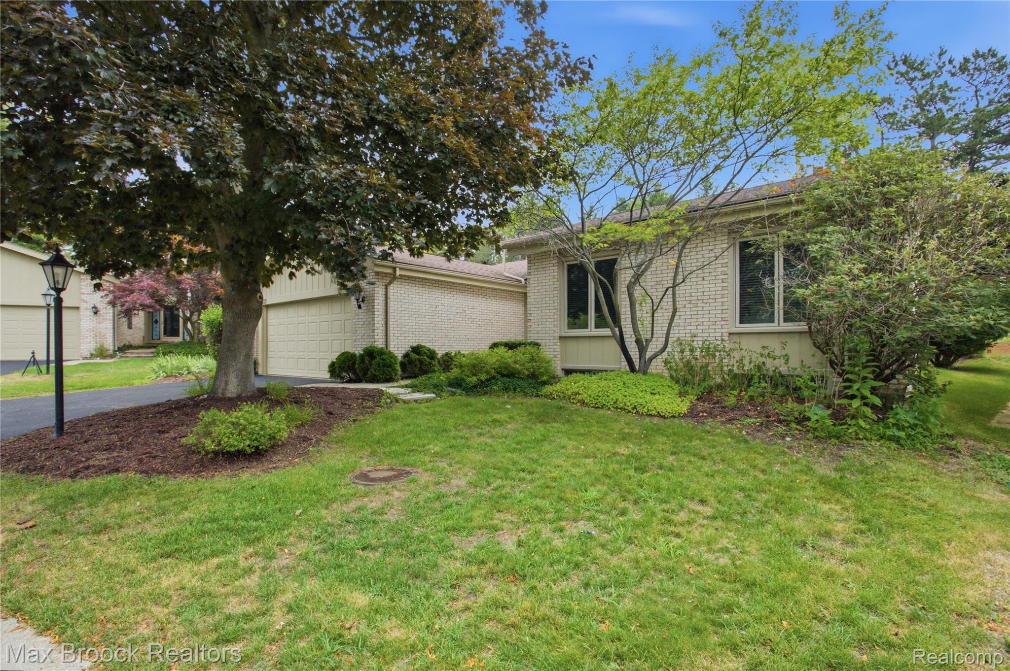 7163 Suncrest Road West Bloomfield, MI 48322 - Photo 2 of 40 IMG_7708.JPG