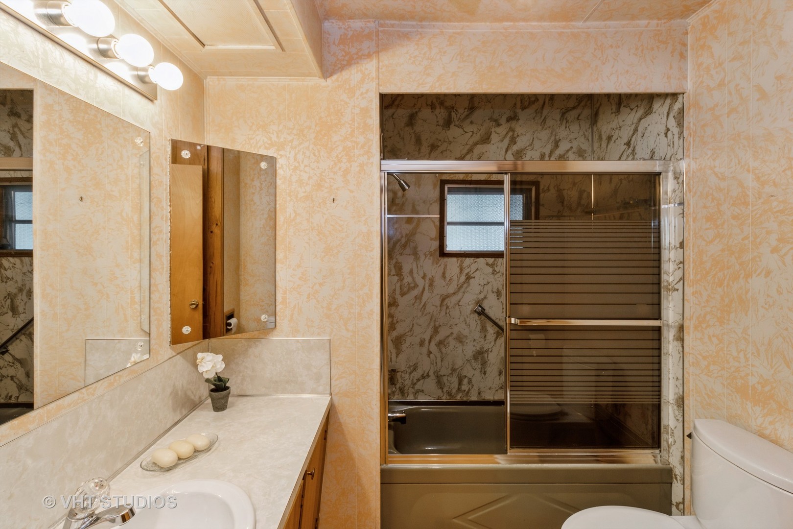 1096 Lake Terrace Road Elgin, IL 60123 - Photo 17 of 25 a bathroom with a tub and a sink