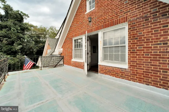 a view of livingroom with hardwood floor and window