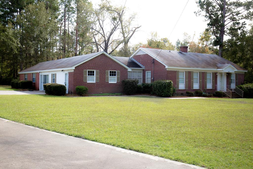 499 Pine Street Bamberg, SC 29003 - Photo 1 of 28 a front view of a house with a garden