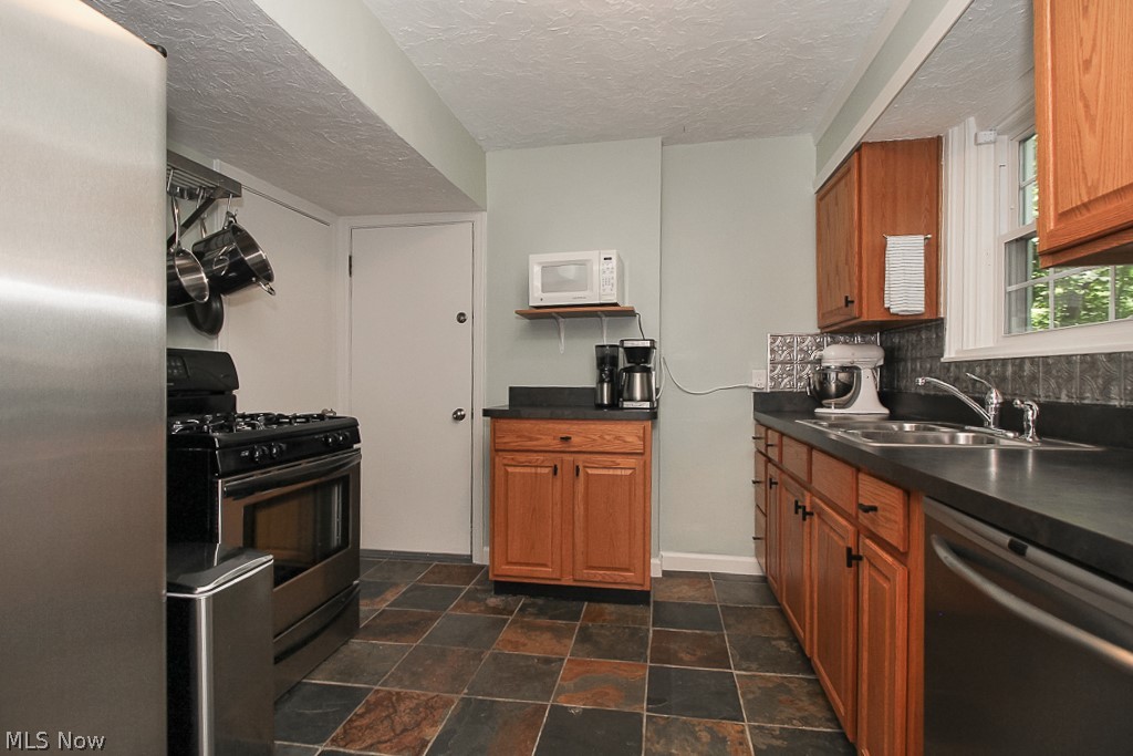 2069 Revere Road Cleveland, OH 44118 - Photo 6 of 23 Gallery Image 6