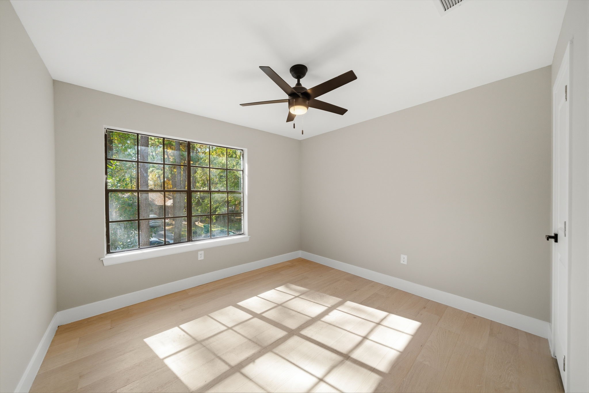 22 Cricket Hollow Place Spring, TX 77381 - Photo 10 of 29 Light & Bright