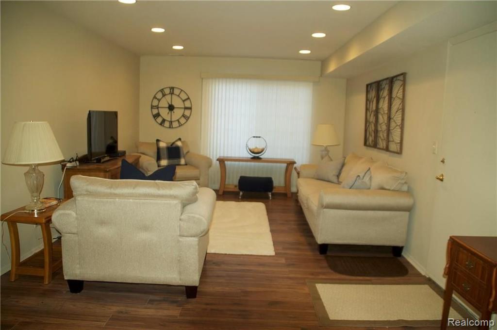 1885 Meadow Dale Court Rochester Hills, MI 48309 - Photo 3 of 22
