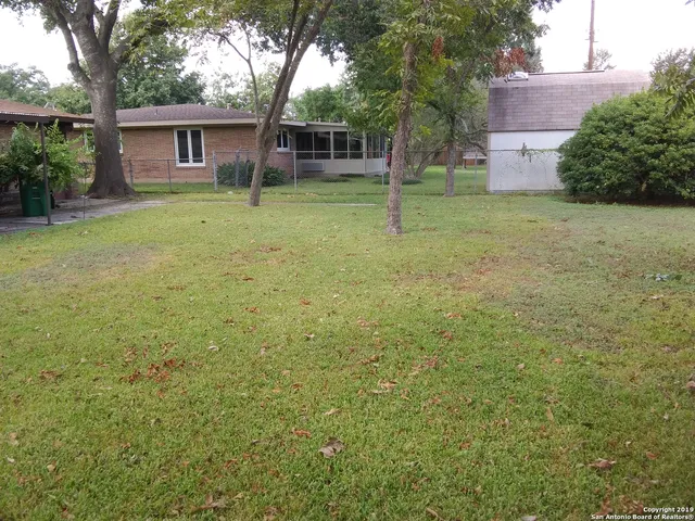 a view of a house with backyard