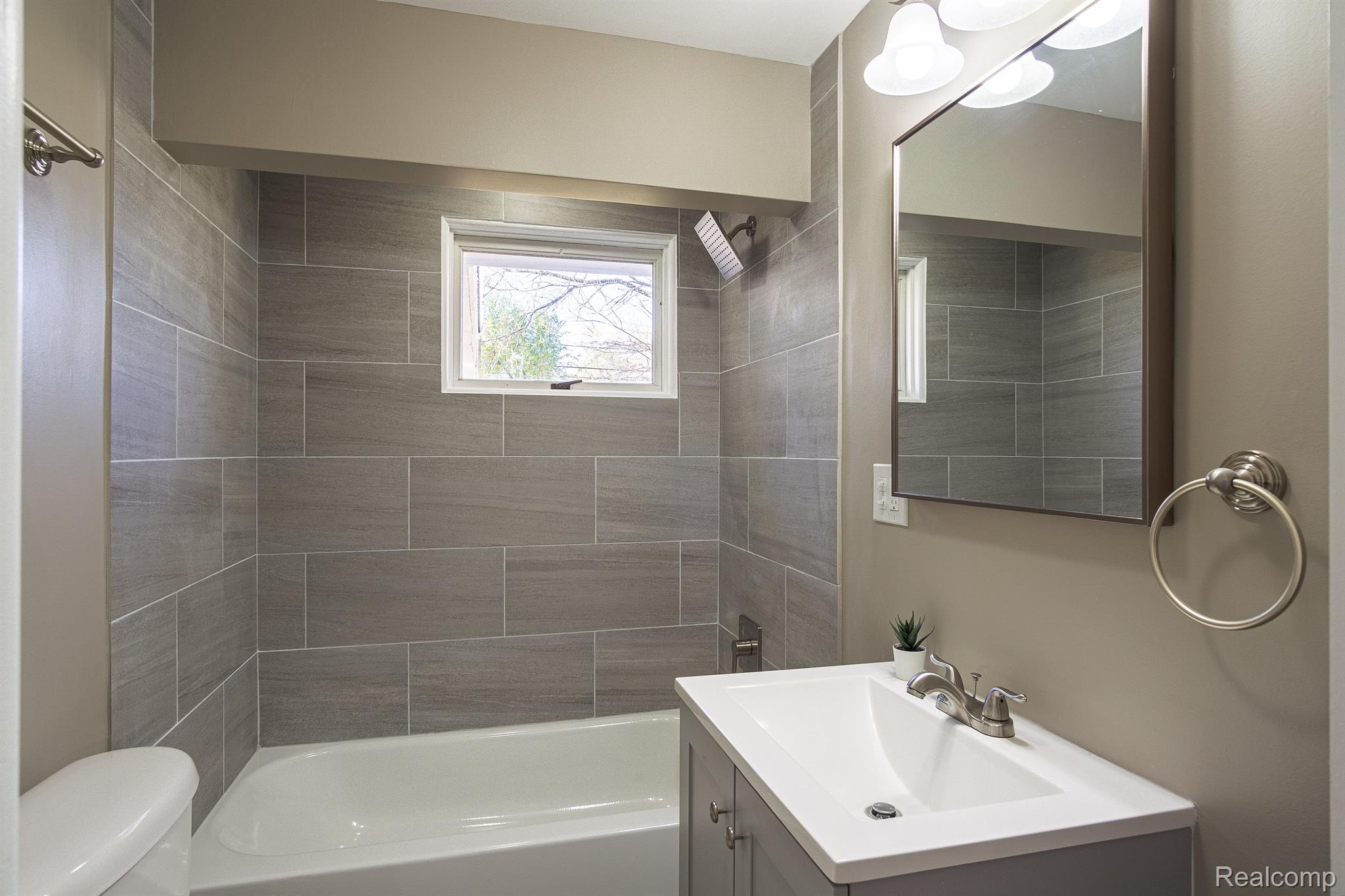 2930 Weaverton Rochester, MI 48307 - Photo 5 of 21 Gallery Image 5