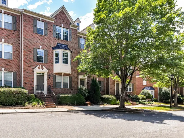 a view of entryway with a front door