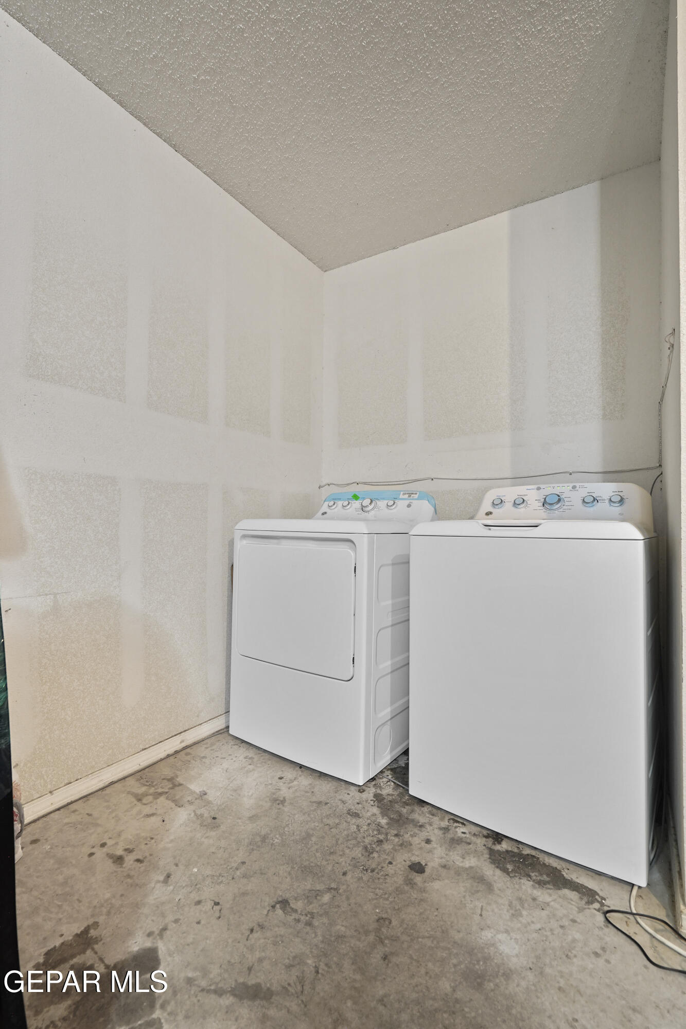 12733 Raul Mendiola Lane El Paso, TX 79938 - Photo 21 of 30 a utility room with dryer and washer