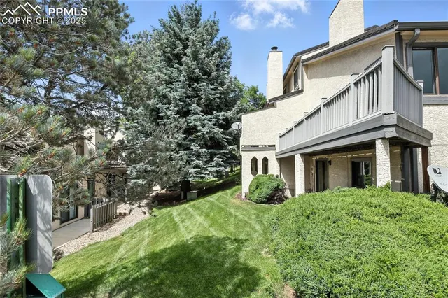 a view of an house with backyard and plants