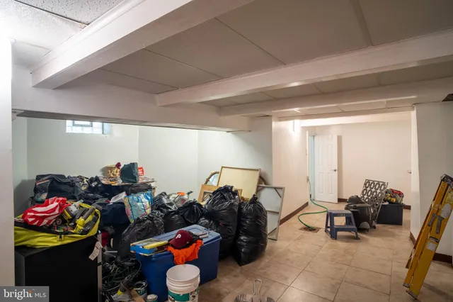 a very nice looking room with many gym equipment