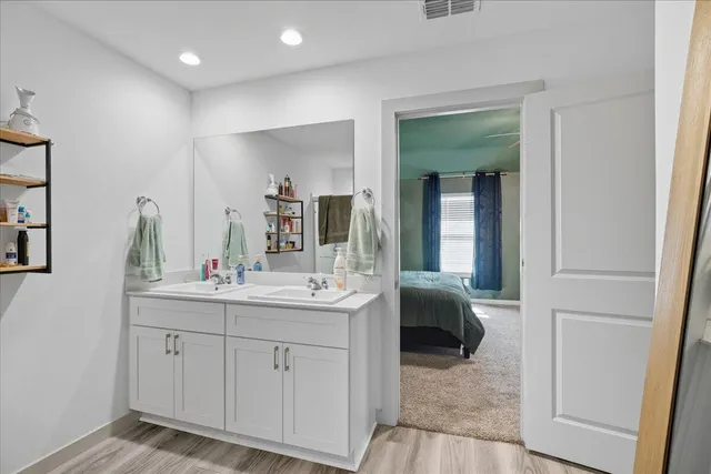 a en suite bathroom with 2 sink and a mirror