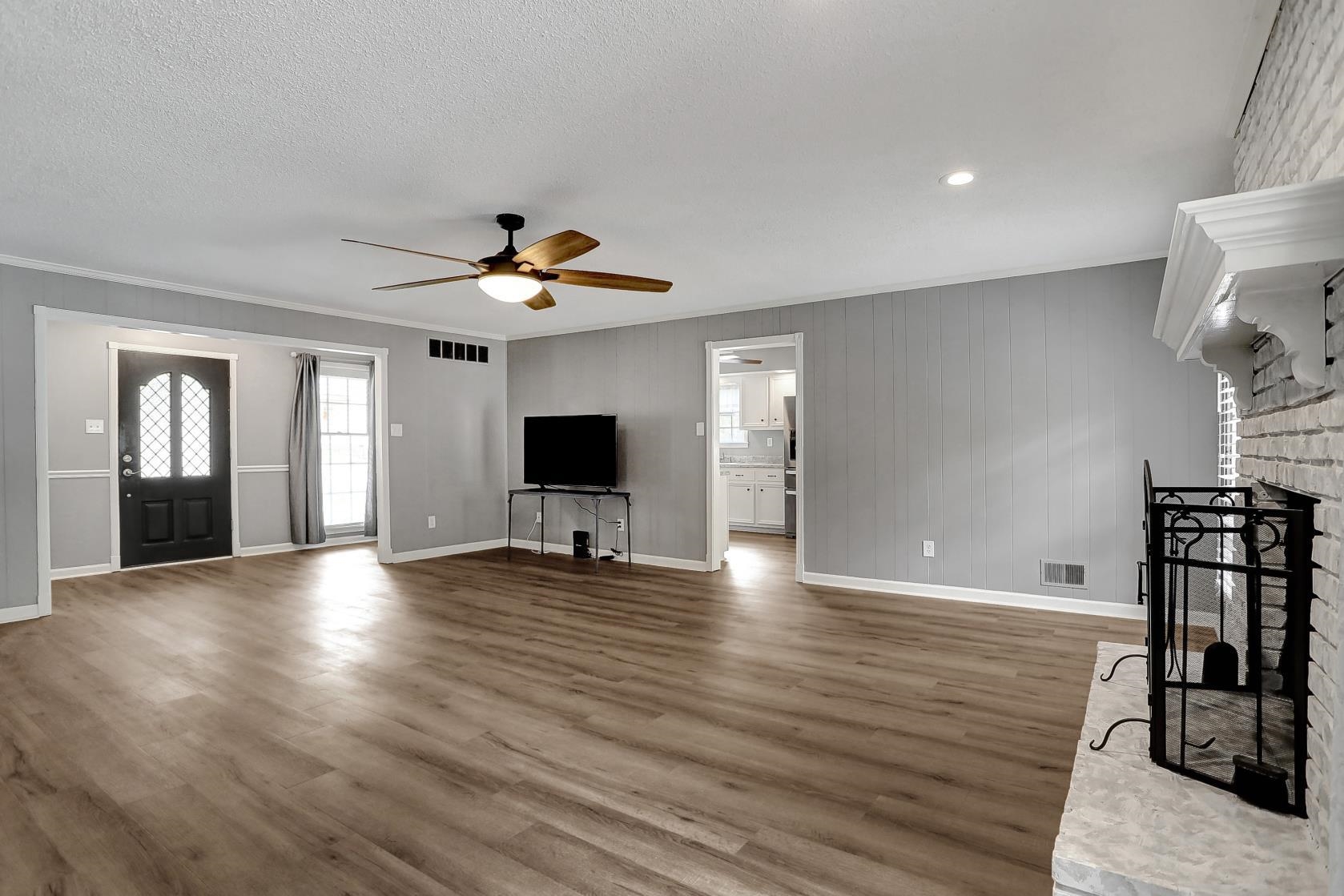 372 Dove Valley Road Collierville, TN 38017 - Photo 8 of 32 a living room with furniture and a flat screen tv