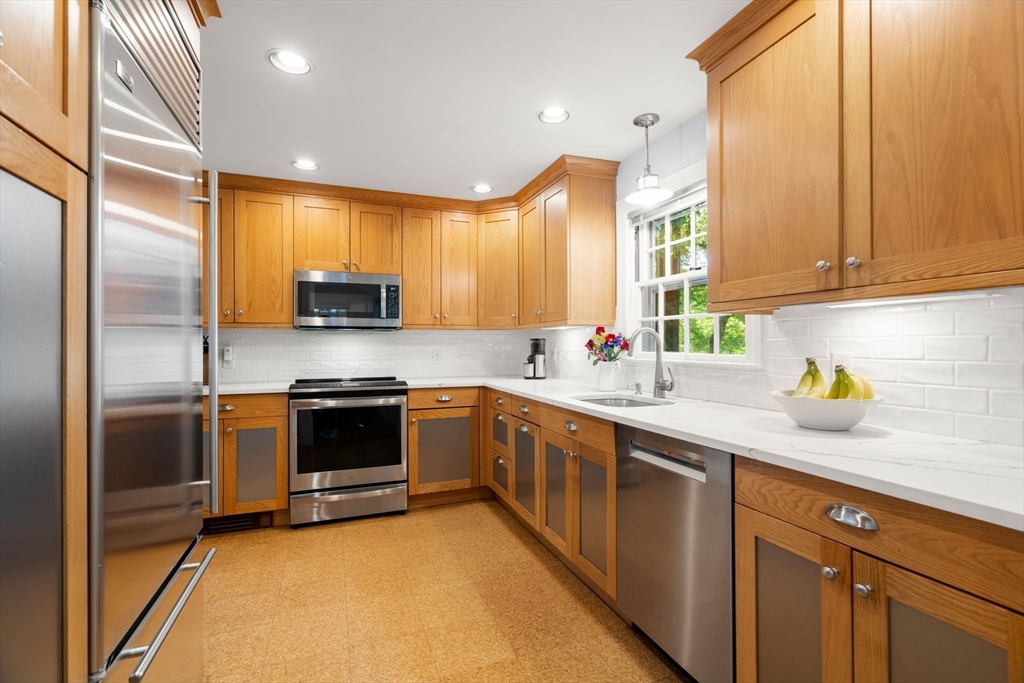 28 York Road Newton, MA 02468 - Photo 4 of 21