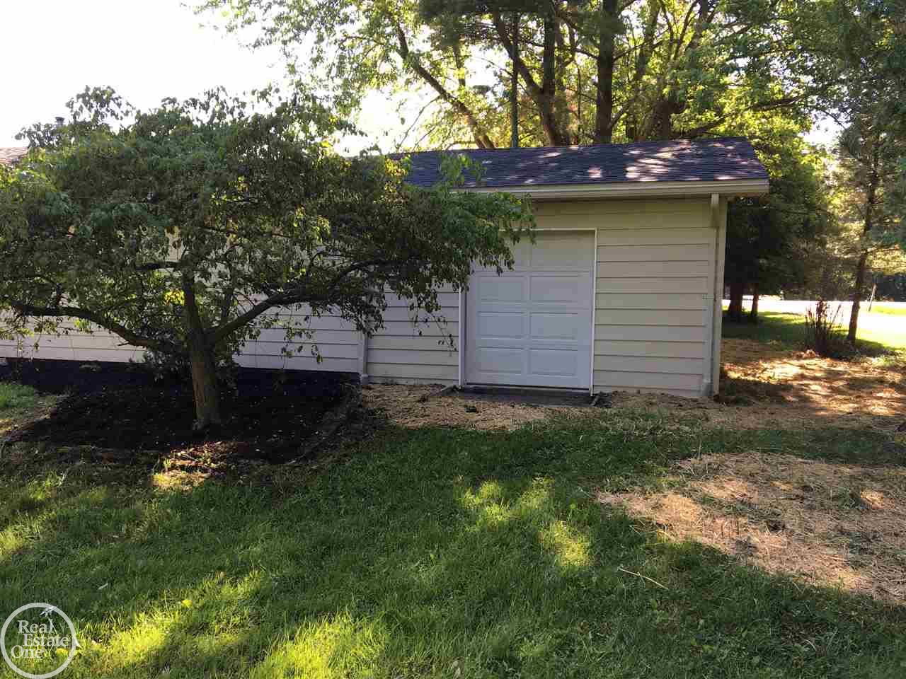 2282 Lakeshore Road Applegate, MI 48401 - Photo 9 of 55 31385181-9.JPG