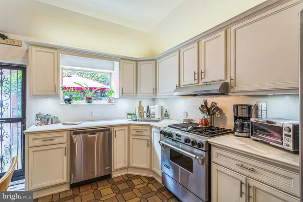 $959,000 | 610 Pine Street, Philadelphia, PA 19106