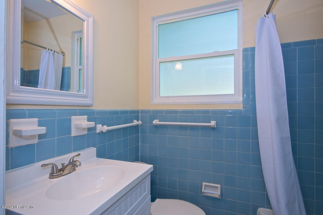 5614 Stetson Road Jacksonville, FL 32207 - Photo 12 of 20 a bathroom with a sink a toilet and mirror