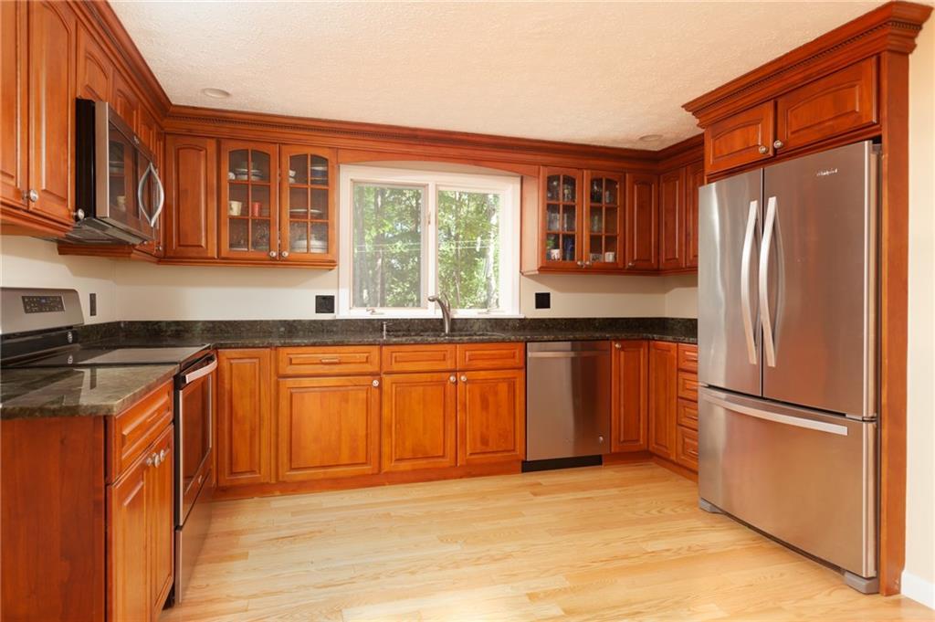 27 Cheverus Road Cape Elizabeth, ME 04107 - Photo 7 of 31 Stainless steel appliances, custom...