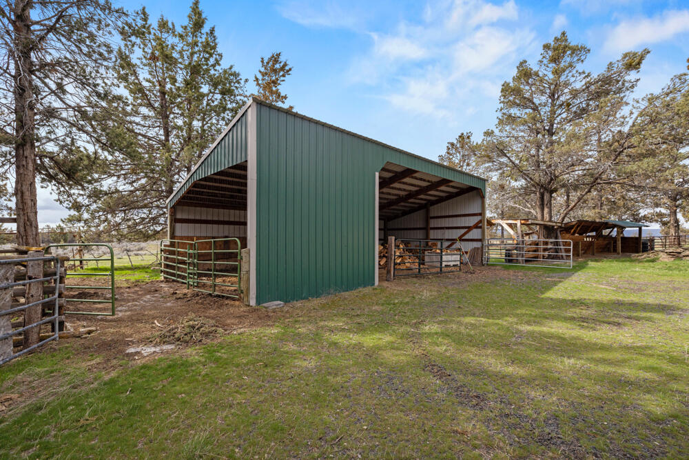 47477 Gerber Road Bonanza, OR 97623 - Photo 28 of 63 a view of a house with backyard and trees