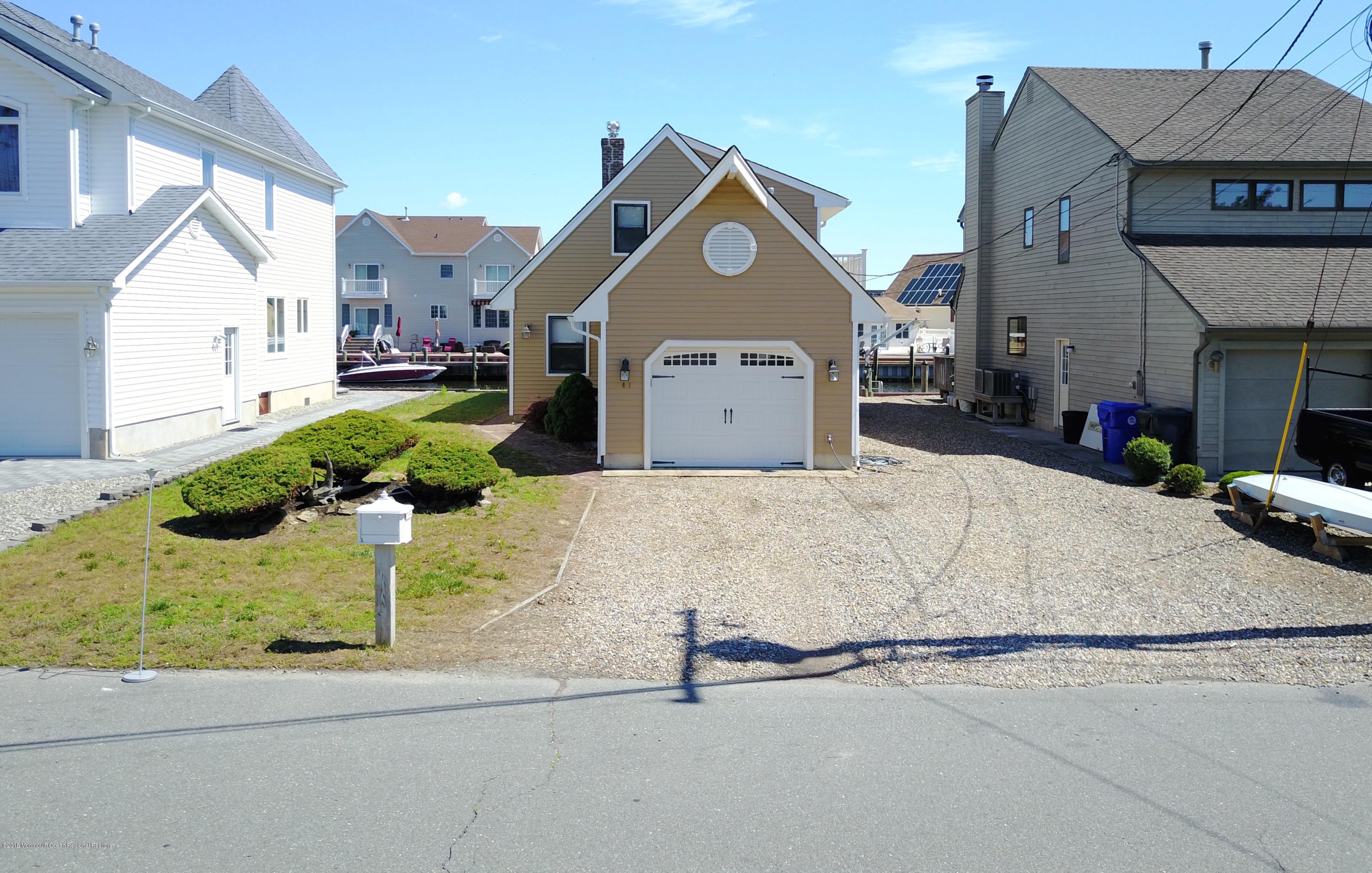 41 Club House Road Brick, NJ 08723 - Photo 31 of 33 a front view of a house with garden
