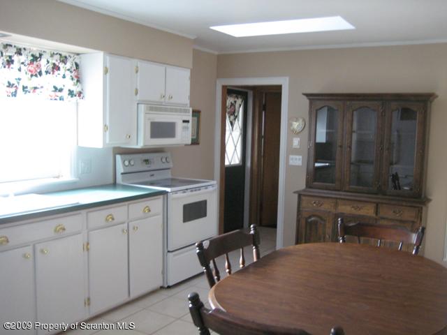 249 Blue Shutters Road Moscow, PA 18444 - Photo 4 of 15 Gallery Image 4