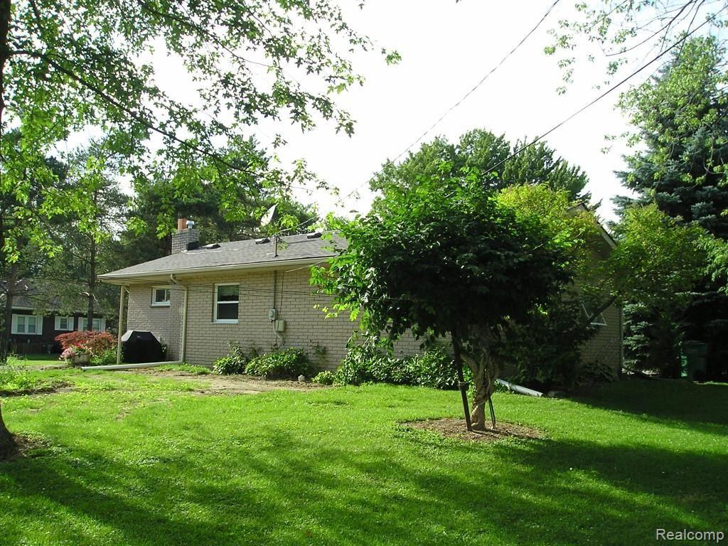 13845 Hough Road Allenton, MI 48002 - Photo 6 of 30 South and east side of house.