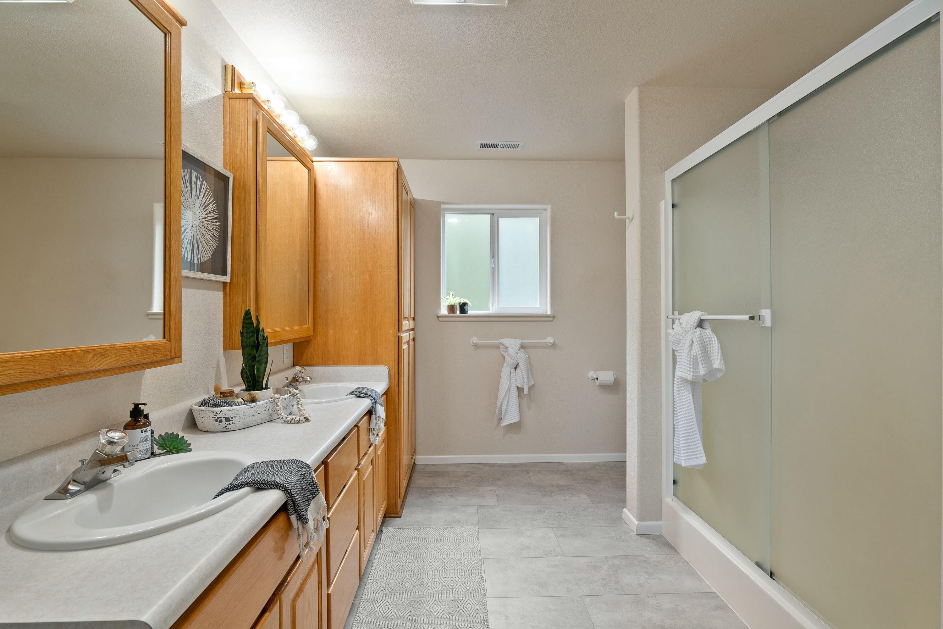 11460 Lower River Road Grants Pass, OR 97526 - Photo 23 of 49 Primary En-Suite