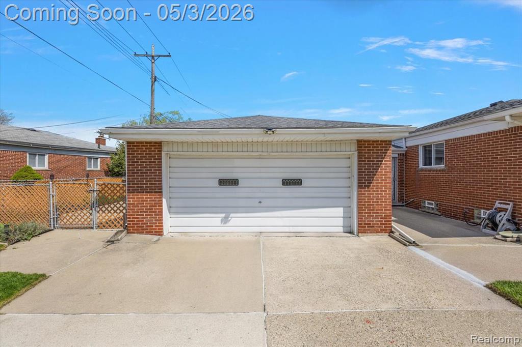 18241 Airport Road Fraser, MI 48026 - Photo 6 of 43