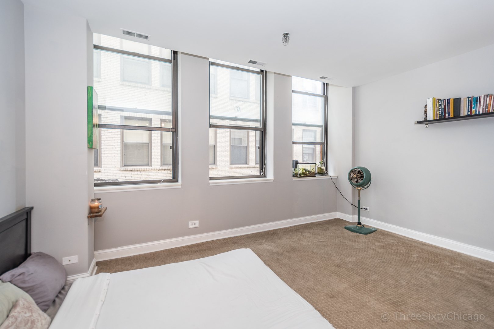 640 South Federal Street, Unit 504 Chicago, IL 60605 - Photo 3 of 13 a bedroom with bed and a window