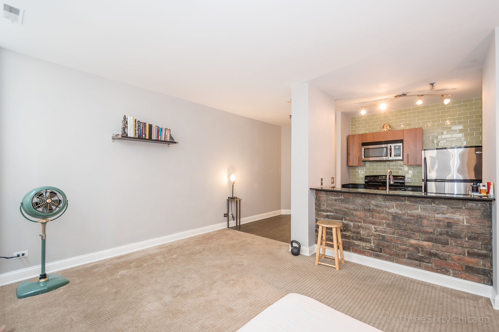 640 South Federal Street, Unit 504 Chicago, IL 60605 - Photo 5 of 13 a view of a room with gym equipment