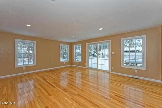 $299,900 | 26 Mildred Lane, Colonie, NY 12110