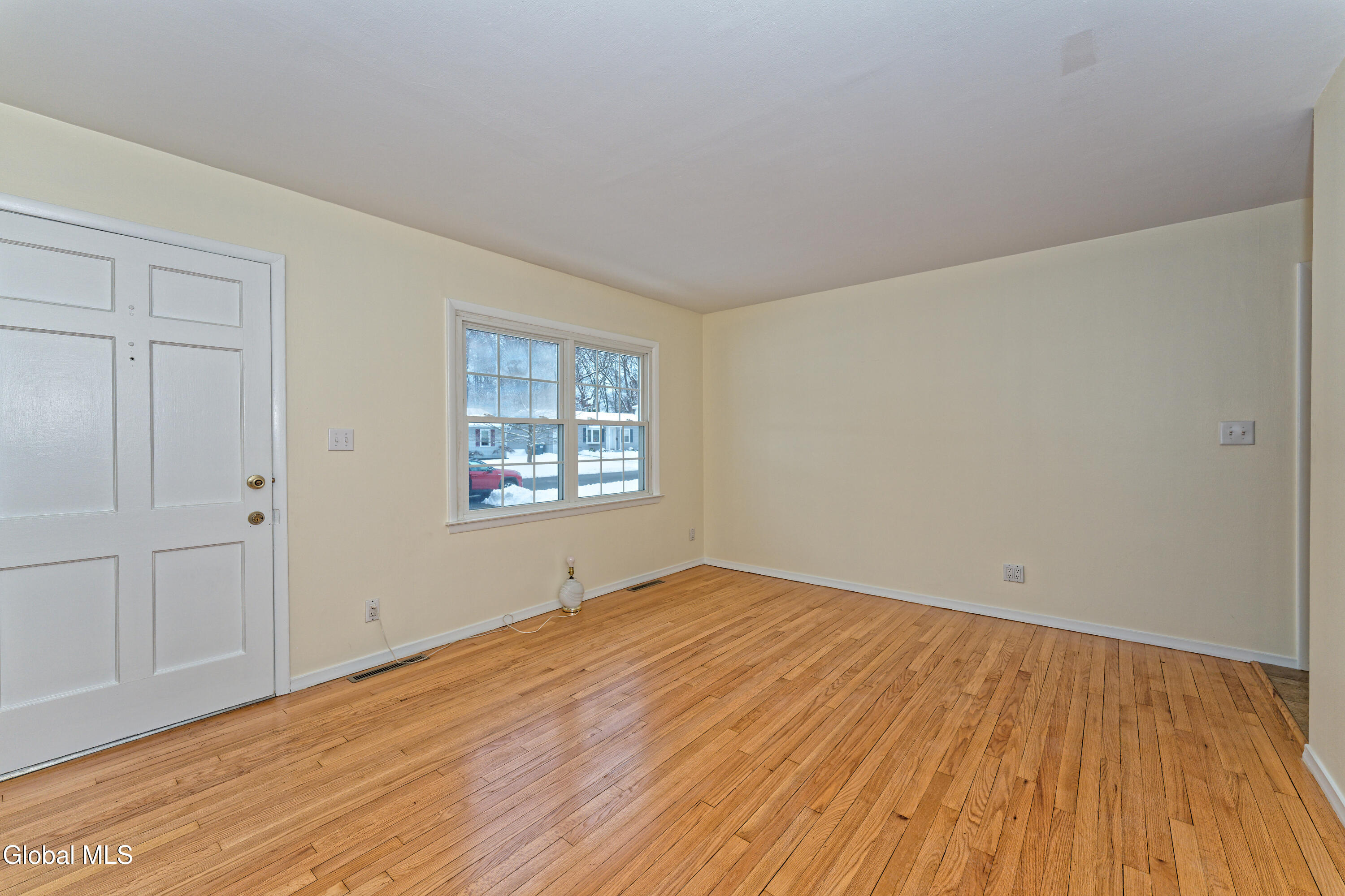 26 Mildred Lane Colonie, NY 12110 - Photo 3 of 21 1 Livingroom 2