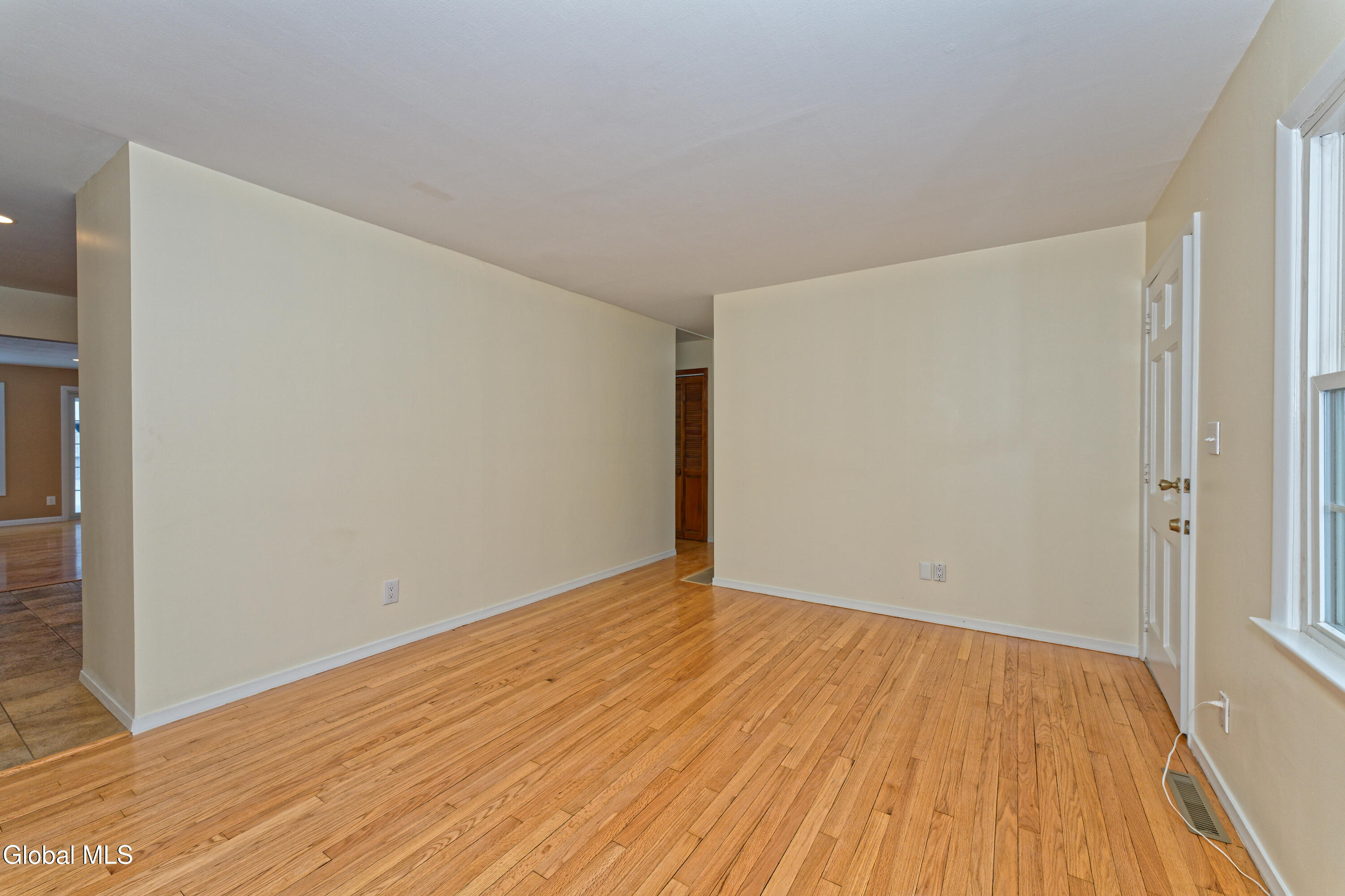 26 Mildred Lane Colonie, NY 12110 - Photo 4 of 21 1 Livingroom 3