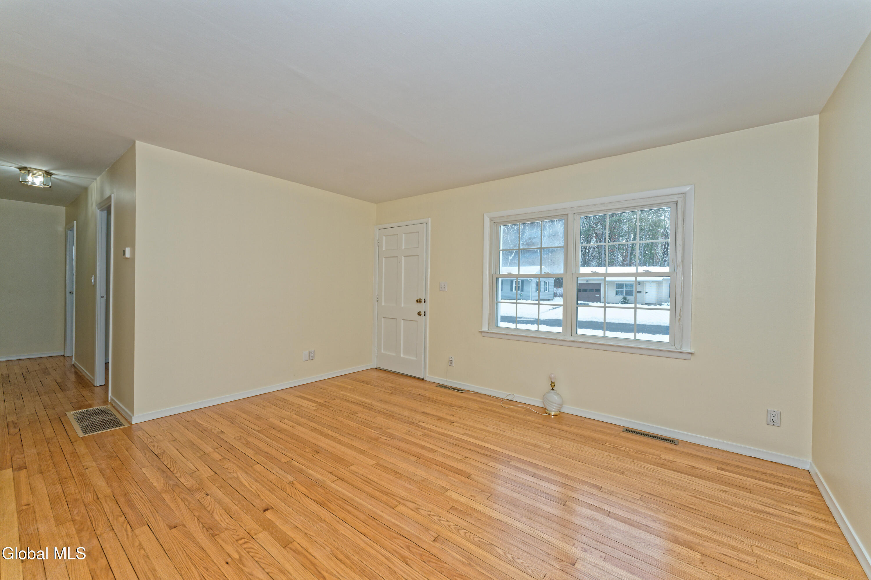 26 Mildred Lane Colonie, NY 12110 - Photo 5 of 21 1 Livingroom 4