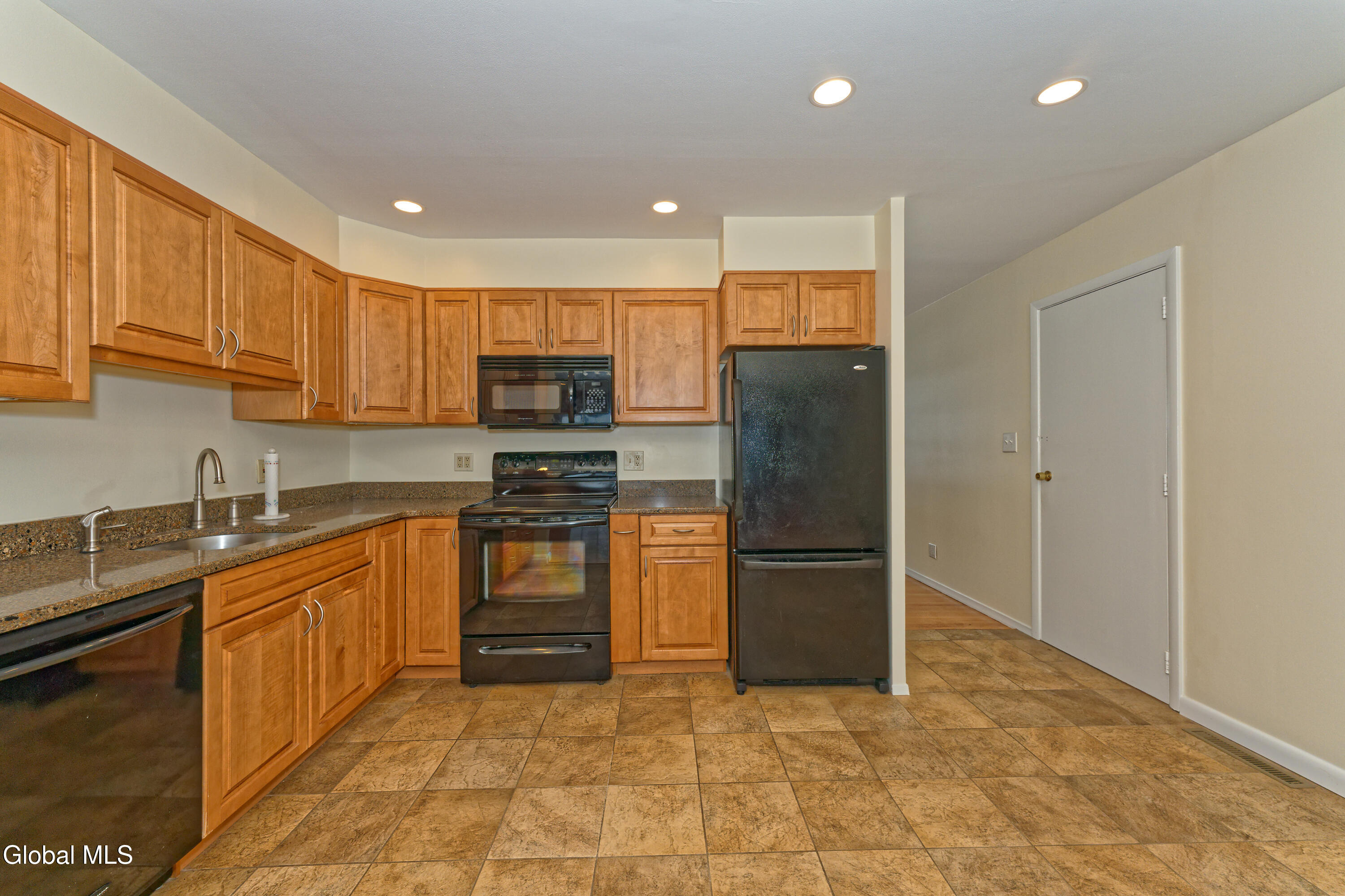 26 Mildred Lane Colonie, NY 12110 - Photo 7 of 21 2 Kitchen 3