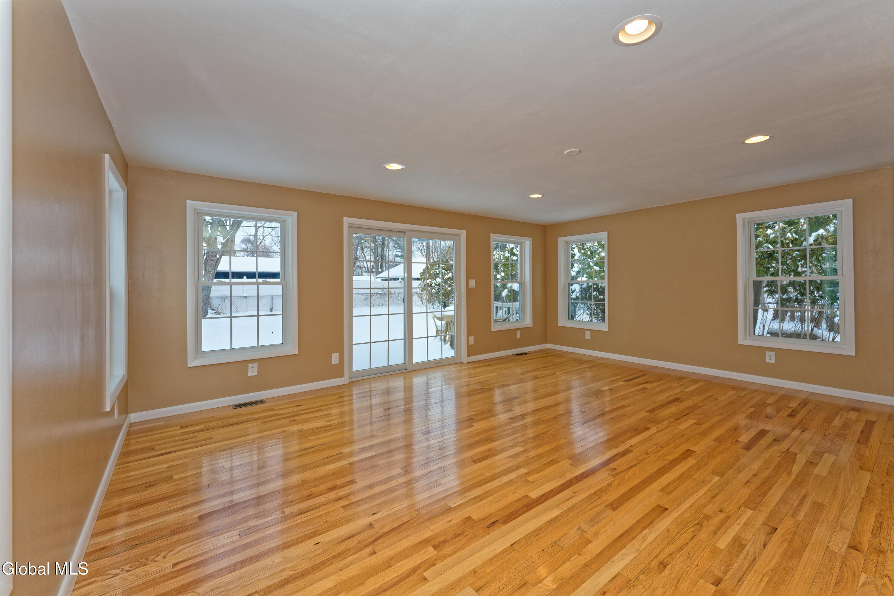 26 Mildred Lane Colonie, NY 12110 - Photo 10 of 21 3 Familyroom 1