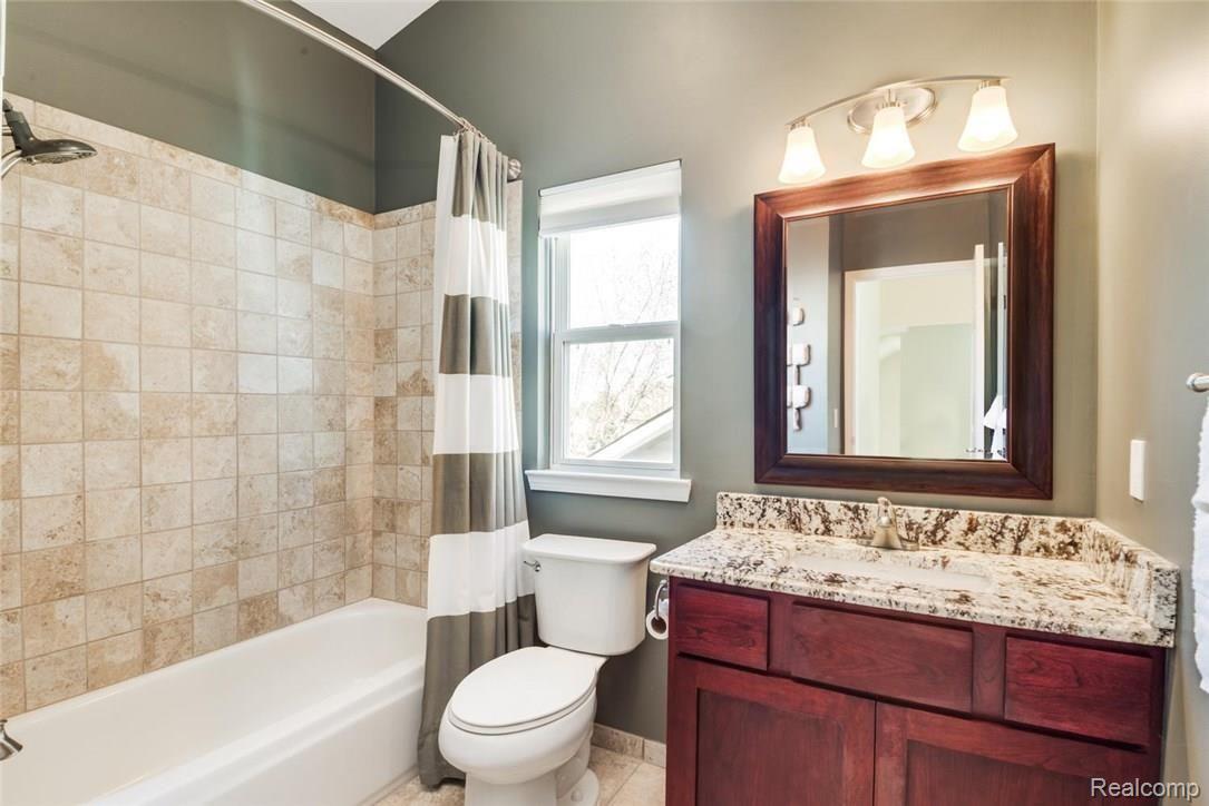 3215 Silverbrook Drive Rochester, MI 48306 - Photo 29 of 40 Bathroom
