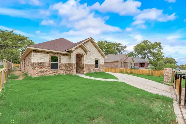 a view of a backyard of the house