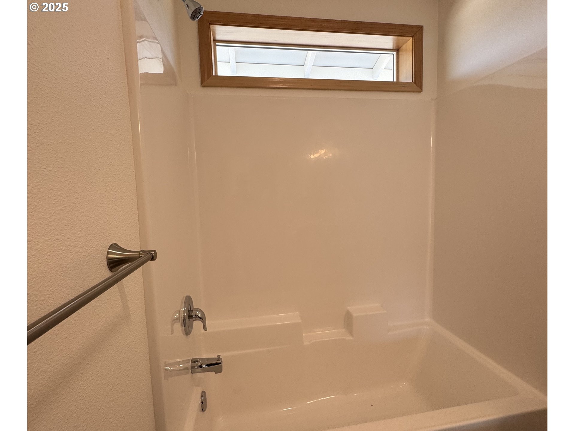 670 ST Charles Street Eugene, OR 97402 - Photo 14 of 17 a bathroom with a bathtub