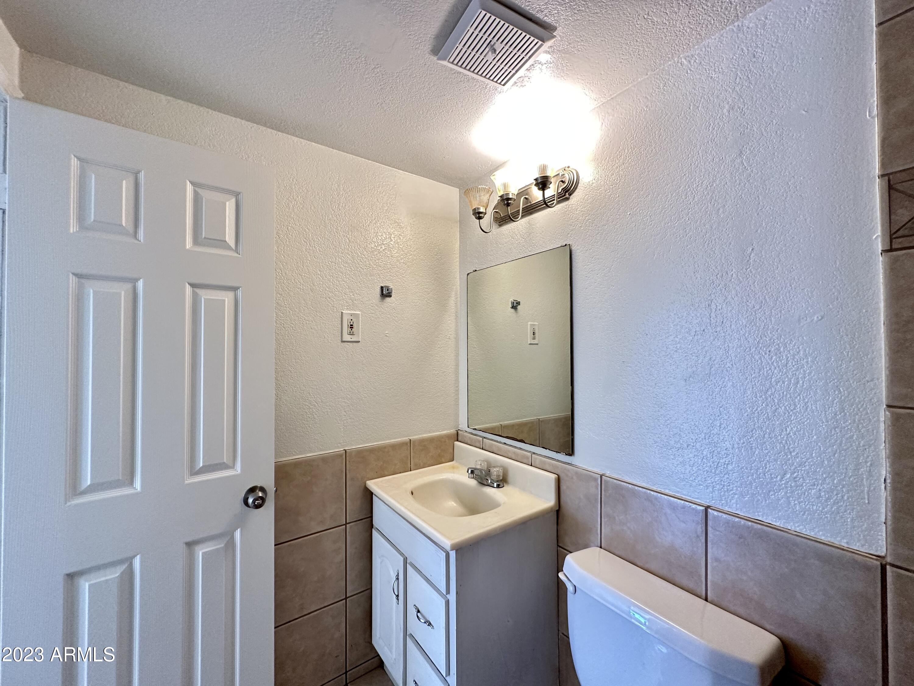 6242 West Coronado Road Phoenix, AZ 85035 - Photo 26 of 41 Guest Bathroom