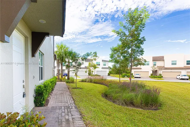 $3,650 | 4830 Navali Drive, Unit 4830, Lake Worth, FL 33467
