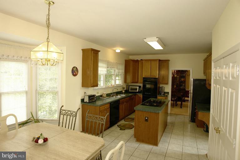 9212 Huntmaster Road Gaithersburg, MD 20882 - Photo 18 of 30 Kitchen