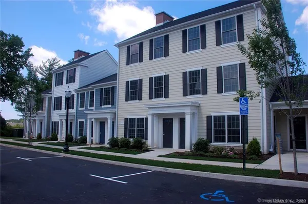 $2,400 | 2 Westwood Drive, Unit 2, Stamford, CT 06902