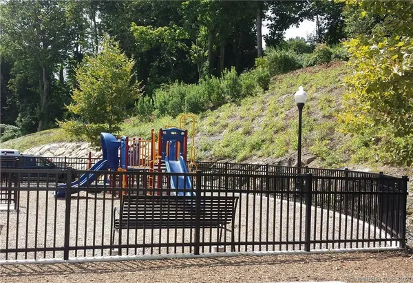 $2,400 | 2 Westwood Drive, Unit 2, Stamford, CT 06902