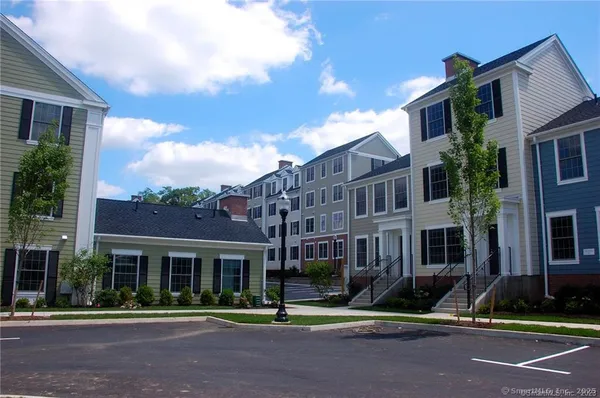 $2,400 | 2 Westwood Drive, Unit 2, Stamford, CT 06902