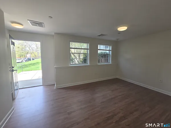 $2,400 | 2 Westwood Drive, Unit 2, Stamford, CT 06902