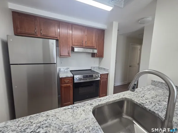 $2,400 | 2 Westwood Drive, Unit 2, Stamford, CT 06902