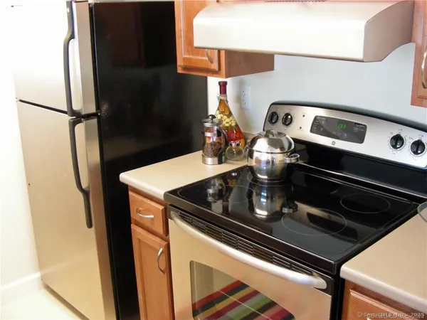 $2,400 | 2 Westwood Drive, Unit 2, Stamford, CT 06902