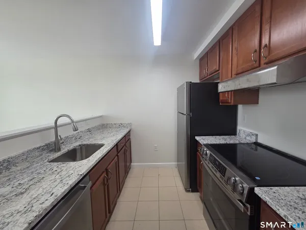 $2,400 | 2 Westwood Drive, Unit 2, Stamford, CT 06902