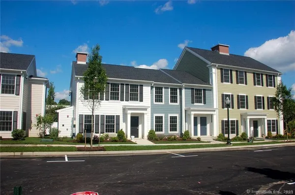 $2,400 | 2 Westwood Drive, Unit 2, Stamford, CT 06902